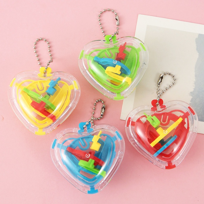 Heart-Shaped 3D Maze Ball Keychain – Mini Puzzle Toy for Kids, Party Favors & Gifts